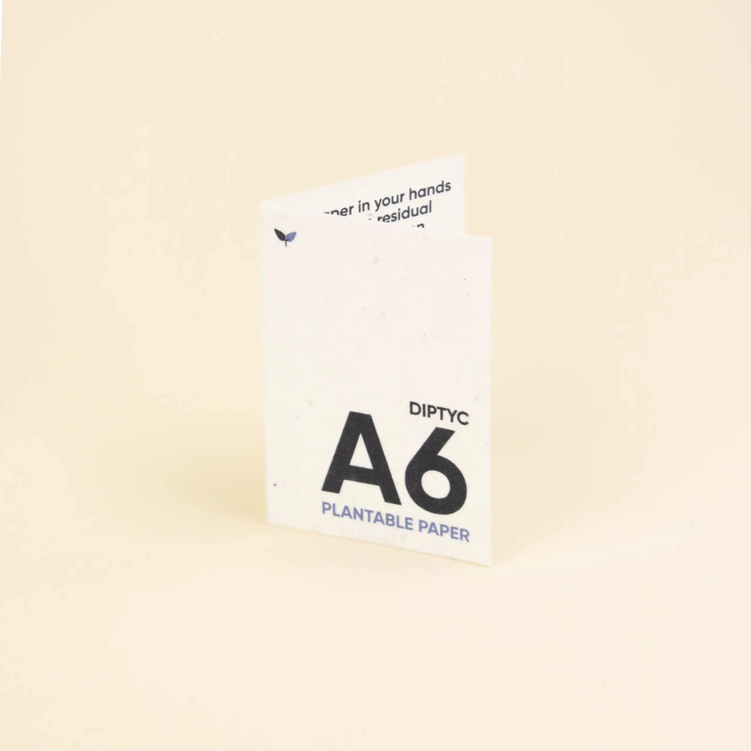 PAPIER À GRAINES : Carte pliante A6. Fermée : 10,5 x 14,8 cm.