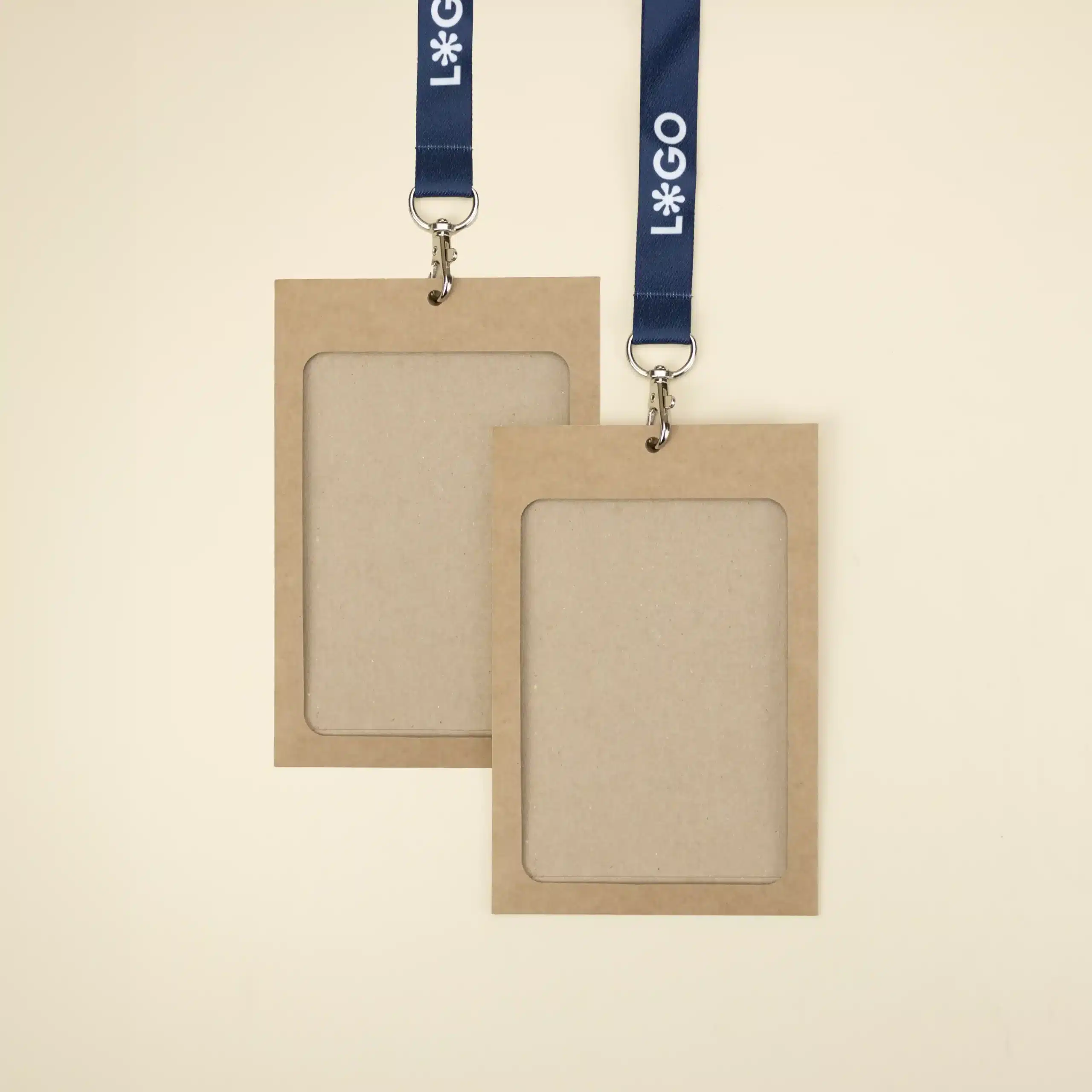 [12009] KIT EVENTOS: Funda acreditación KASE 0/0 (13x9cm, kraft, sin impresión) + Lanyard rPET COLLIN (Impresión todo color en las 2 caras)